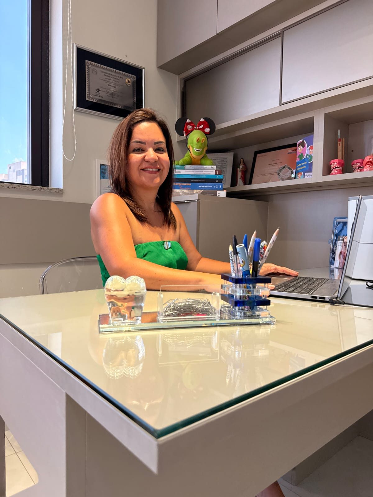 Dra. Amanda Arantes, autora do Guia Sorriso Radiante, em seu consultório